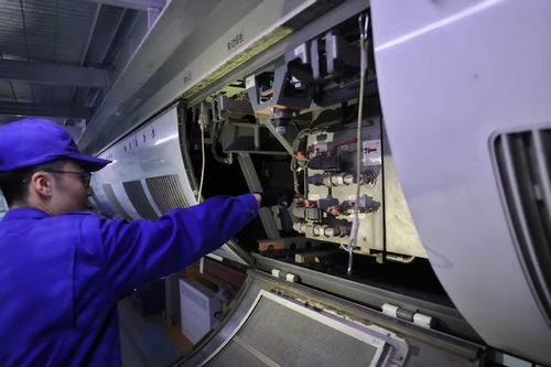 深夜北京朝陽動(dòng)車所的“動(dòng)車醫(yī)生” 移動(dòng)CT車保春運(yùn)安全